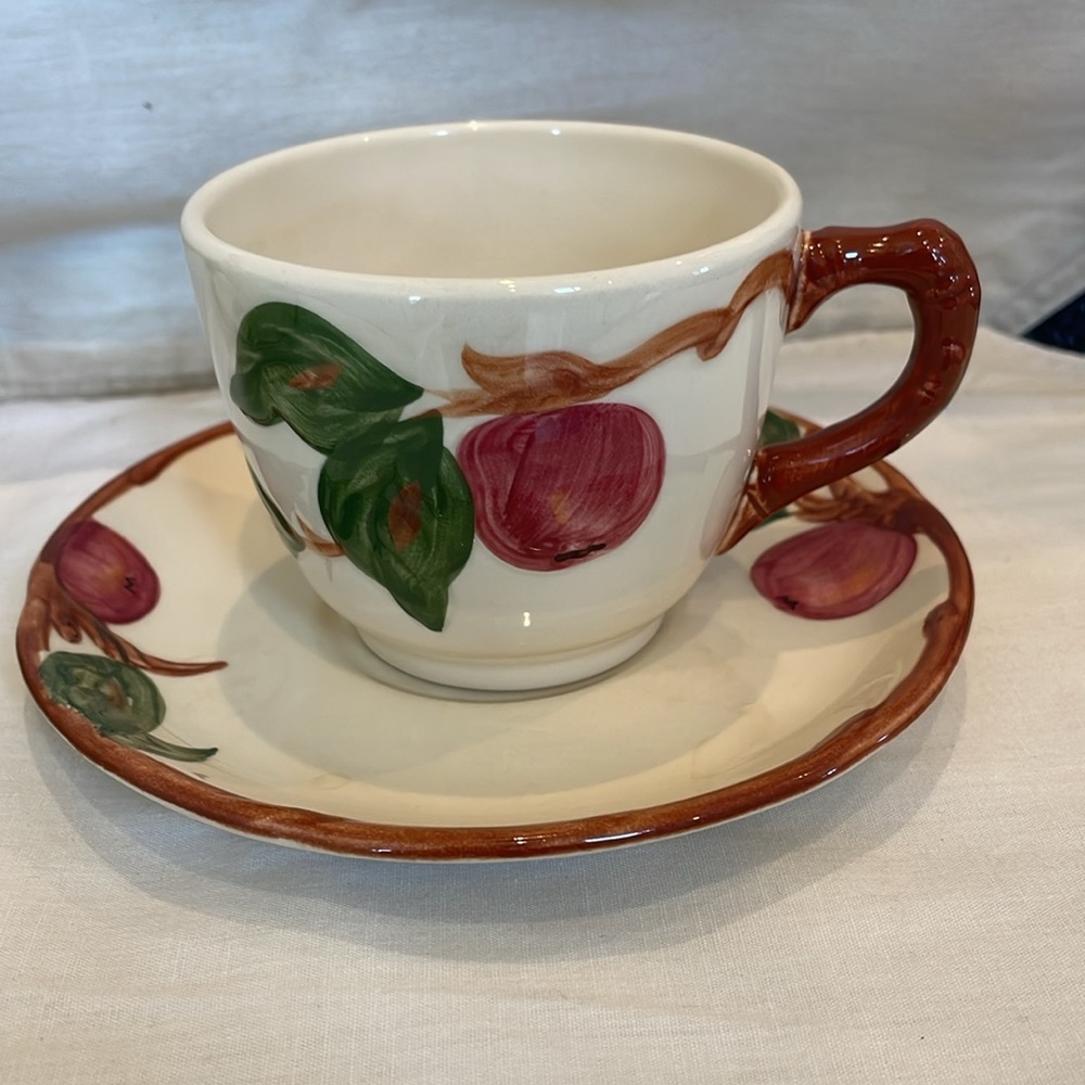 2 Franciscan Apple Coffee Cups & Saucers - Picture 2 of 5